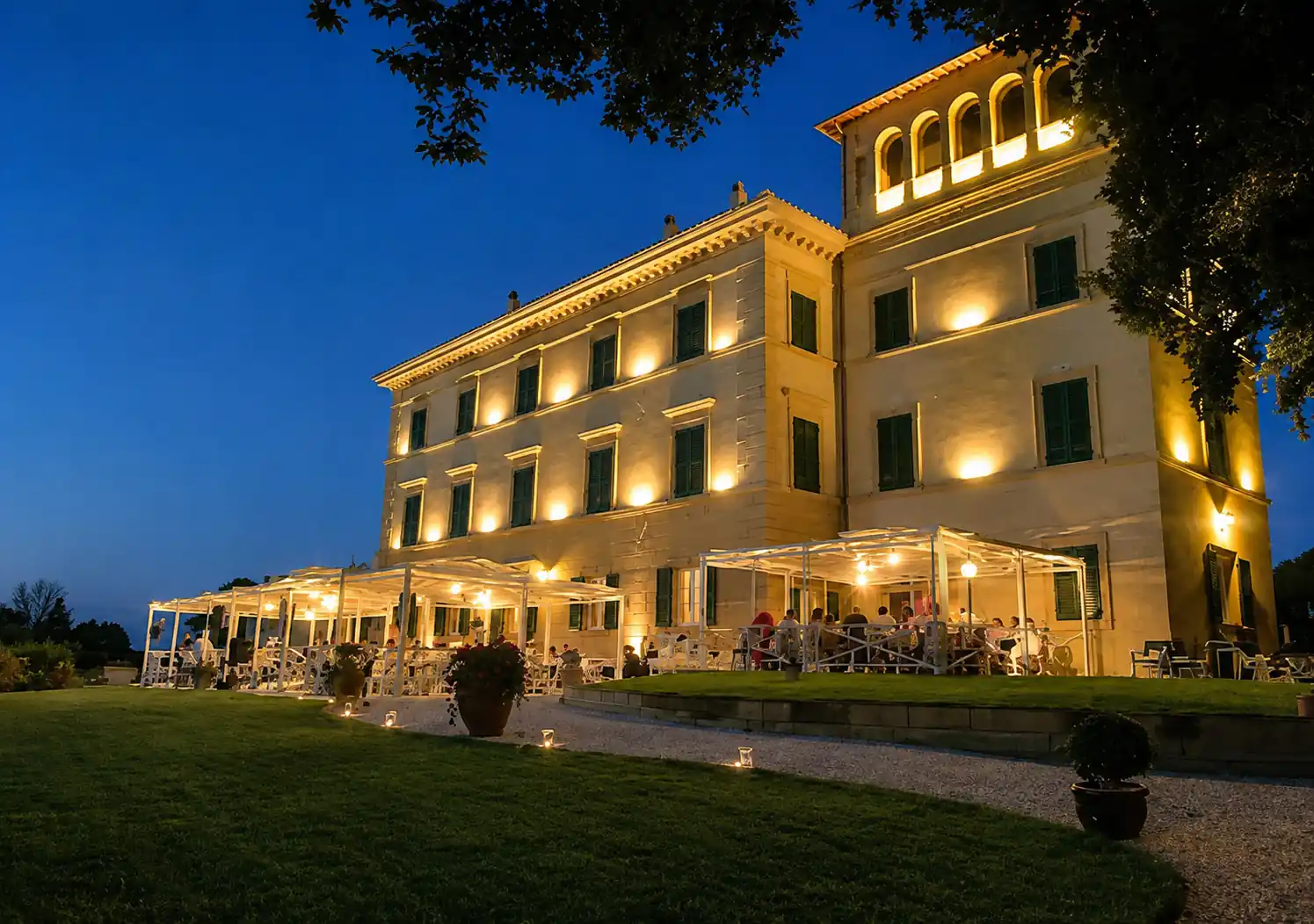 Villa Conti illuminata al tramonto sopra il suo giardino